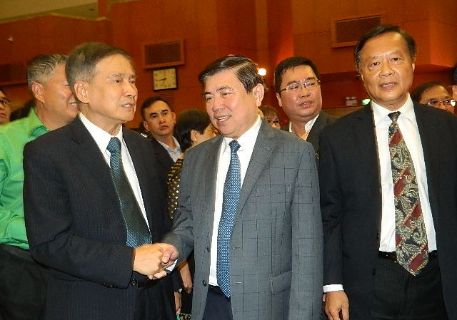 Lãnh đạo TPHCM gặp gỡ kiều bào về nước đón Tết Chủ tịch UBND TPHCM Nguyễn Thành Phong thăm hỏi bà con kiều bào