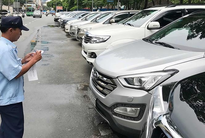 TPHCM lúng túng khi thu phí dừng đỗ ôtô qua điện thoại TPHCM lúng túng khi thu phí dừng đỗ ôtô qua điện thoại