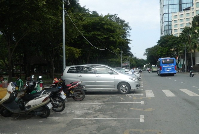 Có thất thoát trong thu phí đỗ xe ô tô dưới lòng đường ở TPHCM Có thất thoát trong thu phí đỗ xe ô tô dưới lòng đường ở TPHCM