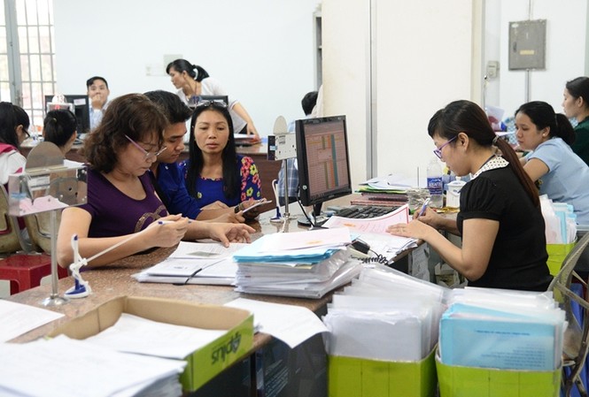 TPHCM xem xét cấp giấy chứng nhận cho trên 17.000 nhà đất tồn đọng Người dân làm thủ tục cấp giấy chứng nhận tại huyện Hóc Môn (TPHCM)