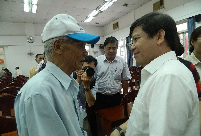 Viện trưởng Viện KSND: Xử lý cán bộ vi phạm, dù đau mấy cũng phải làm Ông Lê Minh Trí, Viện trưởng Viện KSND tối cao (bìa phải) tiếp xúc cử ri quận 5.