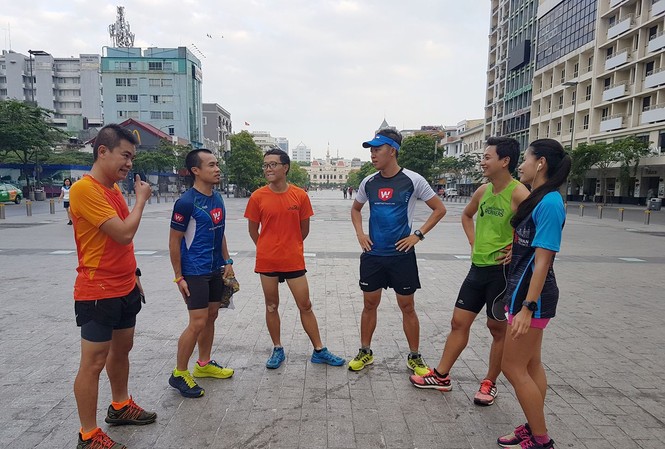 Việt dã toàn quốc 2017: Chạy là có thưởng Các VĐV nghiệp dư trao đổi trước một buổi tập chạy ảnh LINH NGUYEN H
