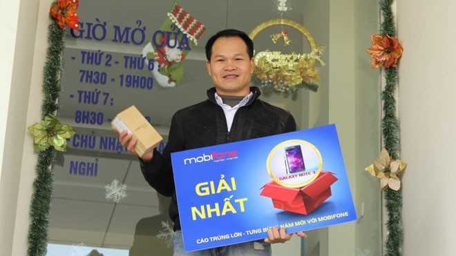 Nạp thẻ cào MobiFone, trúng Galaxy Note 3 Anh Nguyễn Đăng Kiểm nhận giải thưởng từ MobiFone