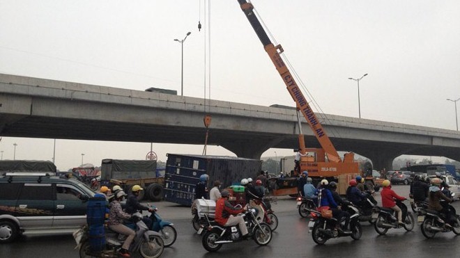 Hà Nội: Lật container 10 tấn giữa đường Hà Nội: Lật container 10 tấn giữa đường