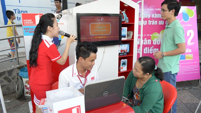 Tài chính tiêu dùng sẽ bùng nổ cuối năm 2014 Nhân viên Home Credit tư vấn cho khách hàng trong chương trình “Nghĩ kỹ càng, ký khôn ngoan”
