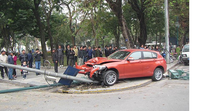 Xe BMW húc đổ cột đèn, một người bị thương Xe BMW húc đổ cột đèn, một người bị thương
