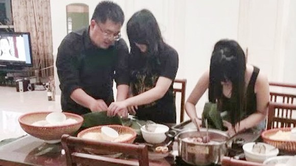 Tẩy chay 'bánh chưng pin', nhiều người tự làm tại nhà Nhiều gia đình tự gói bánh chưng tại nhà, vừa cảm nhận được không khí Tết, vừa đảm bảo vệ sinh (Ảnh minh họa)