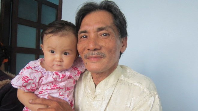 Thương Tín - một ngọn gió Tuy Hòa Thương Tín và con gái nhỏ.