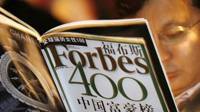 Phía sau câu chuyện bán mình của Forbes Việc tạp chí Forbes được chính gia đình sáng lập rao bán diễn ra trong bối cảnh ngành xuất bản báo in của thế giới lâm vào giai đoạn khó khăn do doanh thu quảng cáo giảm, lượng phát hành sa sút, và mức độ phổ biến ngày càng gia tăng của các loại hình truy
