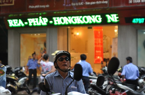 Mua bán vàng trên 300 triệu đồng phải trình chứng minh thư Người dân sẽ phải khai báo thông tin cá nhân, xuất trình chứng minh thư nếu giao dịch vàng từ 300 triệu đồng trở lên. Ảnh: Anh Quân.