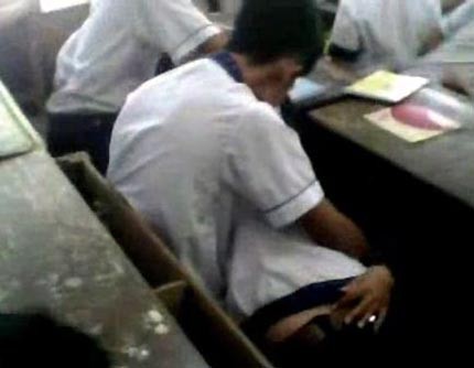 Những kiểu yêu phản cảm của giới trẻ Nam sinh không ngại hôn bạn gái ngay trong lớp học (Ảnh cắt từ clip trên Youtube đầu năm 2012).