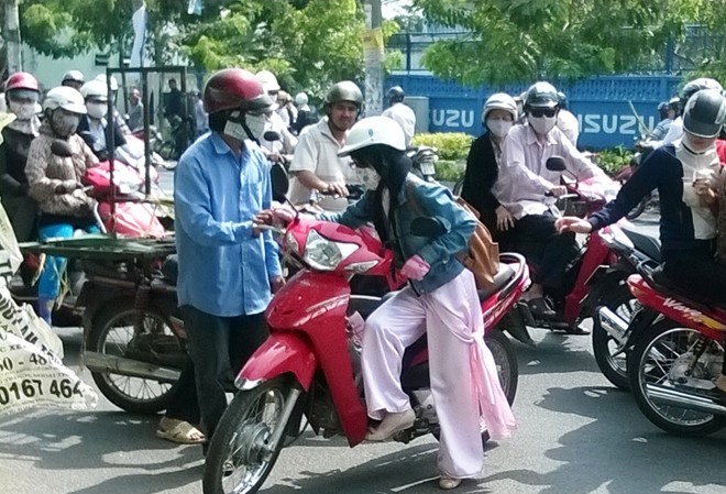 Chàng trai đạp ngã tên cướp, giành lại tài sản cho nữ sinh Cô gái (mặc áo dài) may mắn không mất tài sản.