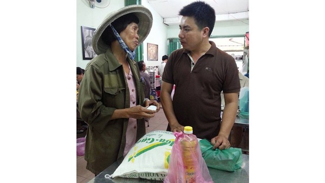 Câu chuyện cảm động về chị nhặt ve chai Cô bán ve chai mang quà tình, quà nghĩa gửi tặng cho ông chủ quán cơm Thiên Phước