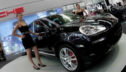 Thưởng Tết bằng siêu xe Porsche Cayenne được Qihoo 360 Technology lấy làm phần thưởng cho nhân viên. Ảnh: Bloomberg