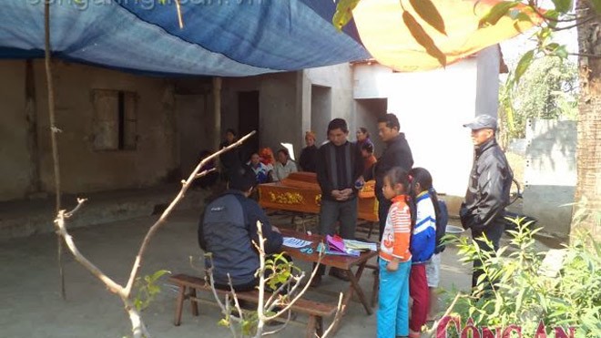 Vợ dùng dao giết chồng vì chuyện “trời ơi Bà con hàng xóm đến chia buồn cùng gia đình anh Toàn