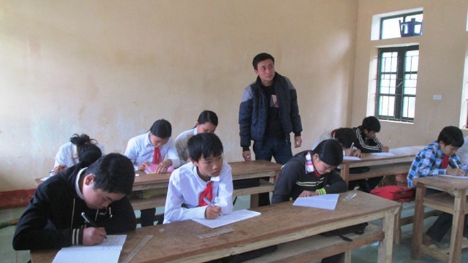 Chuyện ở ngôi trường không có... giáo viên nữ Khó khăn chồng chất khó khăn, các thầy vẫn bám trường, bám lớp mang chữ đến với học trò.