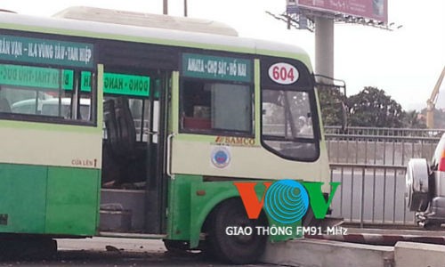 Xe buýt gãy trục đâm văng dải phân cách trên cầu Sài Gòn Chiếc xe buýt gặp sự cố