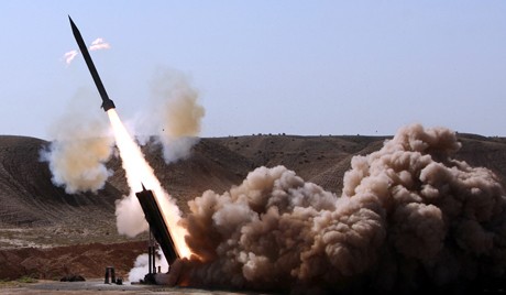 Iran thử nghiệm hai tên lửa tối tân "Đã thực hiện thử nghiệm thành công một tên lửa đạn đạo thế hệ mới mang đầu đạn phân hướng MIRV và một tên lửa Bina dẫn đường bằng laser," - cơ quan thông tấn Iran IRNA trích dẫn lời người lãnh đạo Bộ Quốc phòng Hossein Dehgans. Nhà quân sự nói rằng, tên