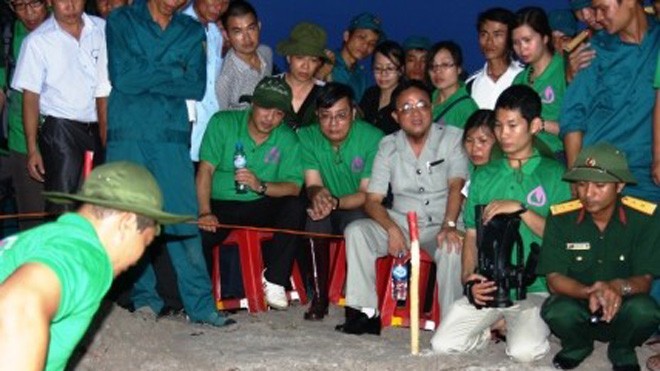 Lời khai rúng động của Nguyễn Thanh Thúy (mặc áo xám - ngồi) đang trực tiếp chỉ đạo việc tìm kiếm cất bốc hài cốt rởm tại xã Gio Mai, huyện Gio Linh, tỉnh Quảng Trị vào năm 2013.