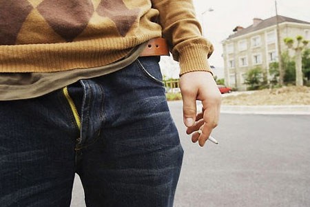 Giải mã hành vi thích khoe “của quý”, ngửi đồ lót nữ Hành vi thích khoe "của quý" là một trong những rối loạn tình dục thường gặp. Ảnh minh họa.