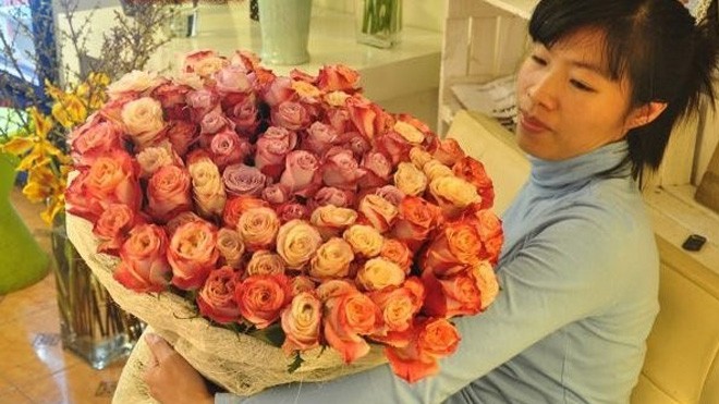 23 triệu đồng một bó hoa Valentine Bó hoa có giá 22,5 triệu đồng tại cửa hàng hoa tươi nhập ngoại.