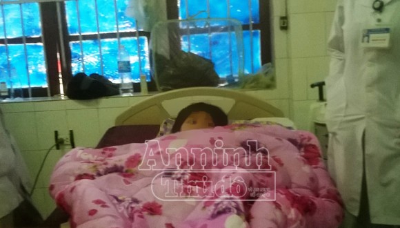 Nữ sinh trường Y ngáo đá, liên tục kêu bị hiếp dâm H đang nằm điều trị tại khoa Cấp cứu chống độc bệnh viện Đa Khoa Hà Tĩnh