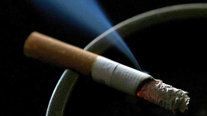 Lo sợ chồng ung thư khi nghiện thuốc lá Lo sợ chồng ung thư khi nghiện thuốc lá