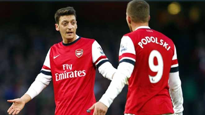 Điều gì đang xảy ra với Ozil? Mesut Oezil (trái) trong một phản ứng với tiền đạo đồng hương Lukas Podolski