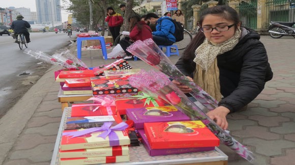 Sinh viên tất bật “làm ăn” dịp Valentine Nhiều sinh viên đã chuẩn bị tặng phẩm từ nhiều hôm trước, bày bán dịp 14-2
