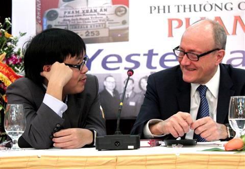 Một triệu USD làm phim về Phạm Xuân Ẩn Nhà sử học Larry Berman (phải) và dịch giả, nhà báo Đỗ Hùng trong buổi ra mắt sách “Điệp viên hoàn hảo X6” tại Hà Nội sáng 18/2. Ảnh: Mi Ly