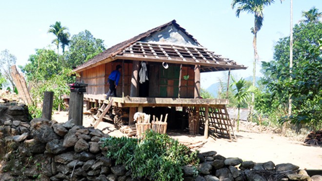 Mượn hủ tục để giết người làng, chiếm tài sản Căn nhà của ông Ny, chồng bà Na, trống hoác sau khi bị Hút cùng đồng bọn giết vợ, chiếm đoạt gia súc và tháo dỡ toàn bộ chuồng trại. Ảnh: Trí Tín.