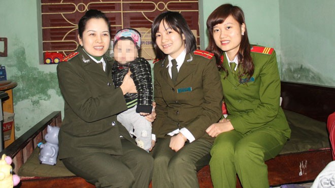 Buốt lòng chuyện em bé 8 tháng tuổi bị bỏ rơi tại tòa Cháu bé trong vòng tay của những người mẹ hiền