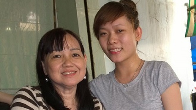 Cô gái trả lại 78 triệu đồng cho người đánh rơi Nhận lại tài sản đánh rơi, bà Được biếu Linh một khoản tiền hậu tạ nhưng cô gái nhất định không lấy. Linh bảo: "Mẹ cháu dạy nhặt được của rơi phải trả lại cho người khác mà không cần được báo đáp". Ảnh: Thi Ngoan.