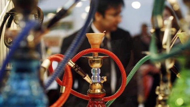 Một phiên hút shisha hại bằng hút 100 điếu thuốc lá Mặc dù độc hai nhưng shisha đang trở thành "trào lưu" của giới trẻ thế giới - Ảnh: Reuters