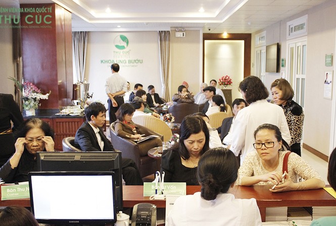 Hội thảo “Những bước tiến mới trong kiểm soát điều trị Ung thư” Bệnh nhân làm thủ tục khám bệnh tại khoa ung bướu, BV Thu Cúc