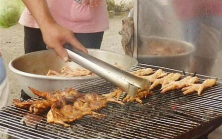 “Phù phép” chân gà thối thành đặc sản Kinh doanh chân gà nướng mang lại nguồn lợi nhuận Kinh doanh chân gà nướng mang lại nguồn lợi nhuận “khủng”