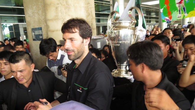 Van Nistelrooy đã đến Sài Gòn cùng Cup Champions League Van Nistelrooy đã đến Sài Gòn cùng Cup Champions League