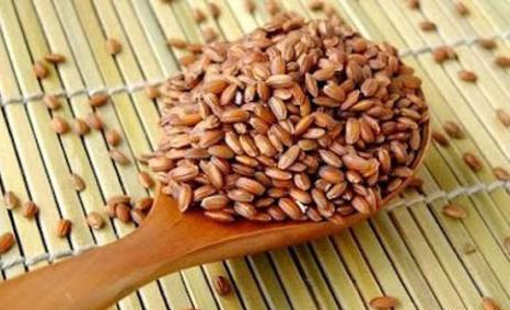 Gạo lứt có tác dụng gì? Gạo lứt là gạo thông thường nhưng được xay sơ, vẫn còn lớp cám bao bọc bên ngoài.