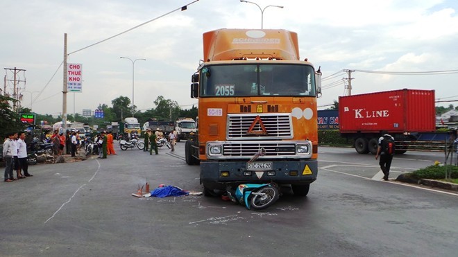 Mẹ gào khóc nhìn theo xe chở thi thể 2 con sau tai nạn Chiếc xe máy của gia đình anh Nghĩa bị xe đầu kéo tông và kéo đi tại khu vực hiện trường khiến hai con gái bé bỏng tử vong.