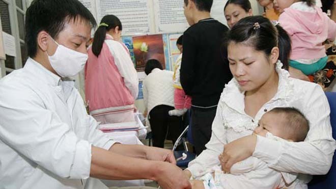 Tiêm vaccin sởi từ tháng nào là tốt nhất? Tổ chức Y tế Thế giới khuyến cáo, nên tiêm phòng sởi cho trẻ từ tháng thứ 9 là tốt nhất. Ảnh: Trần Minh
