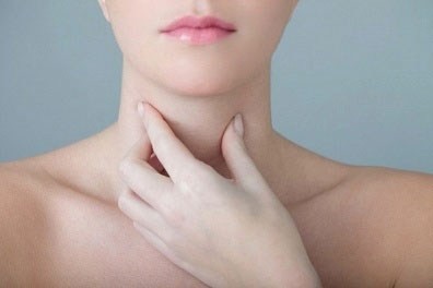 Ung thư đầu cổ: Nếu phát hiện sớm, có thể chữa khỏi Với ung thư vùng đầu, cổ... nếu phát hiện sớm thì việc phẫu thuật cắt khối u phối hợp với xạ trị đem lại kết quả rất tốt, tỷ lệ sống trên 5 năm đạt trên 95%... Ảnh minh họa: Internet.
