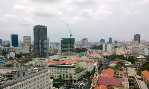 Ế căn hộ trên đất vàng TP HCM Một số dự án căn hộ hạng sang thuộc khu CBD của TP HCM gặp khó khăn trong việc tiêu thụ sản phẩm do bị hạn chế căn hộ diện tích nhỏ. Ảnh: Vũ Lê
