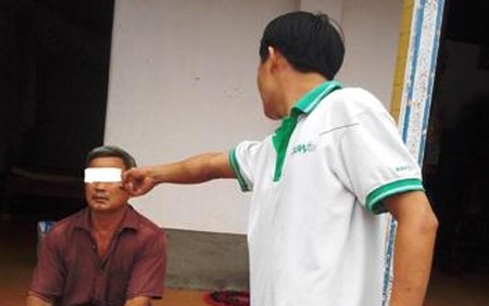 Nghịch tử dọa giết bố để cưỡng đoạt tiền Ảnh minh họa, không phải nhân vật trong bài.