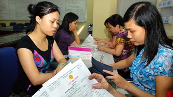 Hà Nội chỉ có một đợt xét tốt nghiệp THCS Phụ huynh nộp hồ sơ xin học cho con - Ảnh: Ngọc Thắng