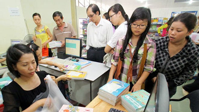 Làm sách giáo khoa, chuyện như đùa Quá trình viết SGK hiện nay có nhiều điểm yếu dẫn tới tình trạng không đáp ứng yêu cầu của thực tiễn nhưng người học không có lựa chọn nào khác - Ảnh: Đào Ngọc Thạch