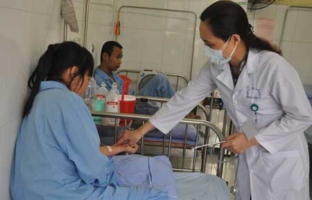 Phía sau cánh cổng bệnh viện cho 'giang hồ thảo khấu' Bác sĩ Mai Thị Hường, Phó khoa Khám bệnh hỏi thăm sức khỏe bệnh nhân.