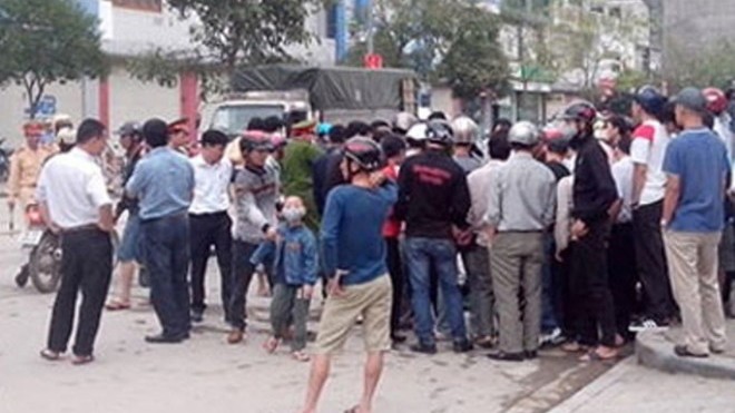 Xe tải tông xe máy, cuốn hai công an vào gầm Khá đông người dân hiếu kỳ đã đến hiện trường tìm hiểu nguyên nhân tai nạn.