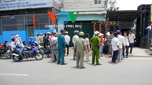 Giật vé số rồi bỏ chạy, tên cướp bị xe ben tông gục Nhiều người dân chứng kiến vụ việc.