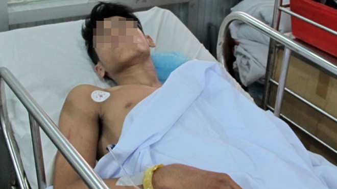2 mẹ con bị truy sát vì mâu thuẫn khi đá bóng Nam đang cấp cứu tại Bệnh viện Chợ Rẫy. Ảnh:VnExpress