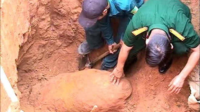 Đào hố làm nhà, hoảng hồn phát hiện quả bom 500kg Đào hố làm nhà, hoảng hồn phát hiện quả bom 500kg